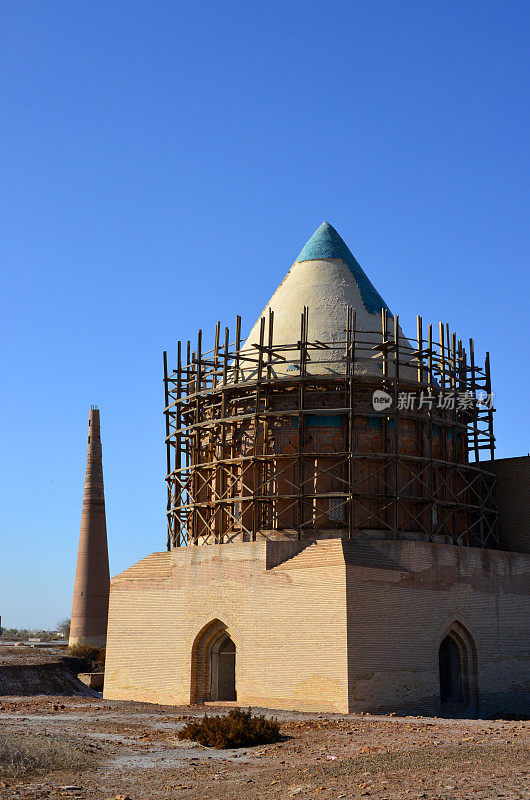 Konye-Urgench - Soltan Tekesh Mausoleum(12世纪)和左边的Kutlug Timur尖塔-花剌子姆的首都废墟，阿契美尼德帝国的一部分，土库曼斯坦